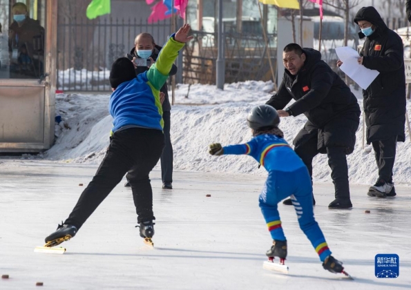 梦想接力30年：一个新疆小学速滑队的冰雪之恋